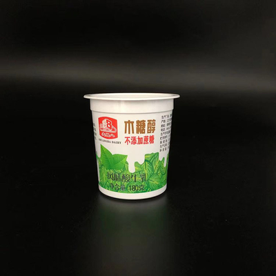 Τα πλαστικά φλυτζάνια 180ml βαθμού τροφίμων προσάρμοσαν το πλαστικό φλυτζάνι ποτών γάλακτος γιαουρτιού με το καπάκι φύλλων αλουμινίου αργιλίου